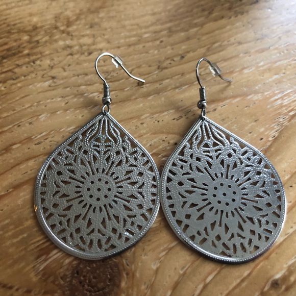 Lia Sophia teardrop earrings - Picture 2 of 2